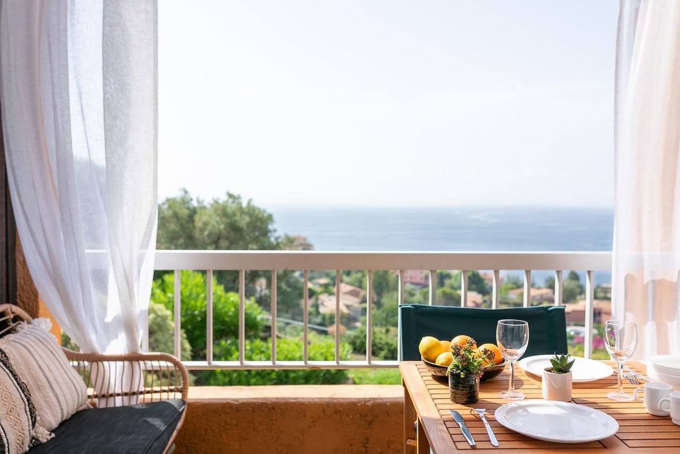 Apartamento entero, Apartamento 'Vue Mer Et Jardin' con vistas al mar, Wi-Fi y aire acondicionado in Théoule-sur-Mer, Massif de l'Esterel