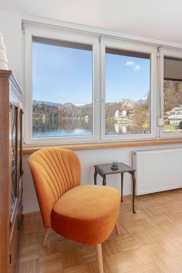 Ferienwohnung für 2 Personen, mit Terrasse und Ausblick sowie Seeblick in Slowenien