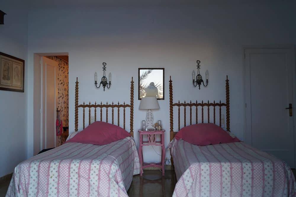 Superb Waterfront Old Style Villa mit großem privatem Pool und direktem Zugang zum Meer! in Cala d'Or, Santanyí