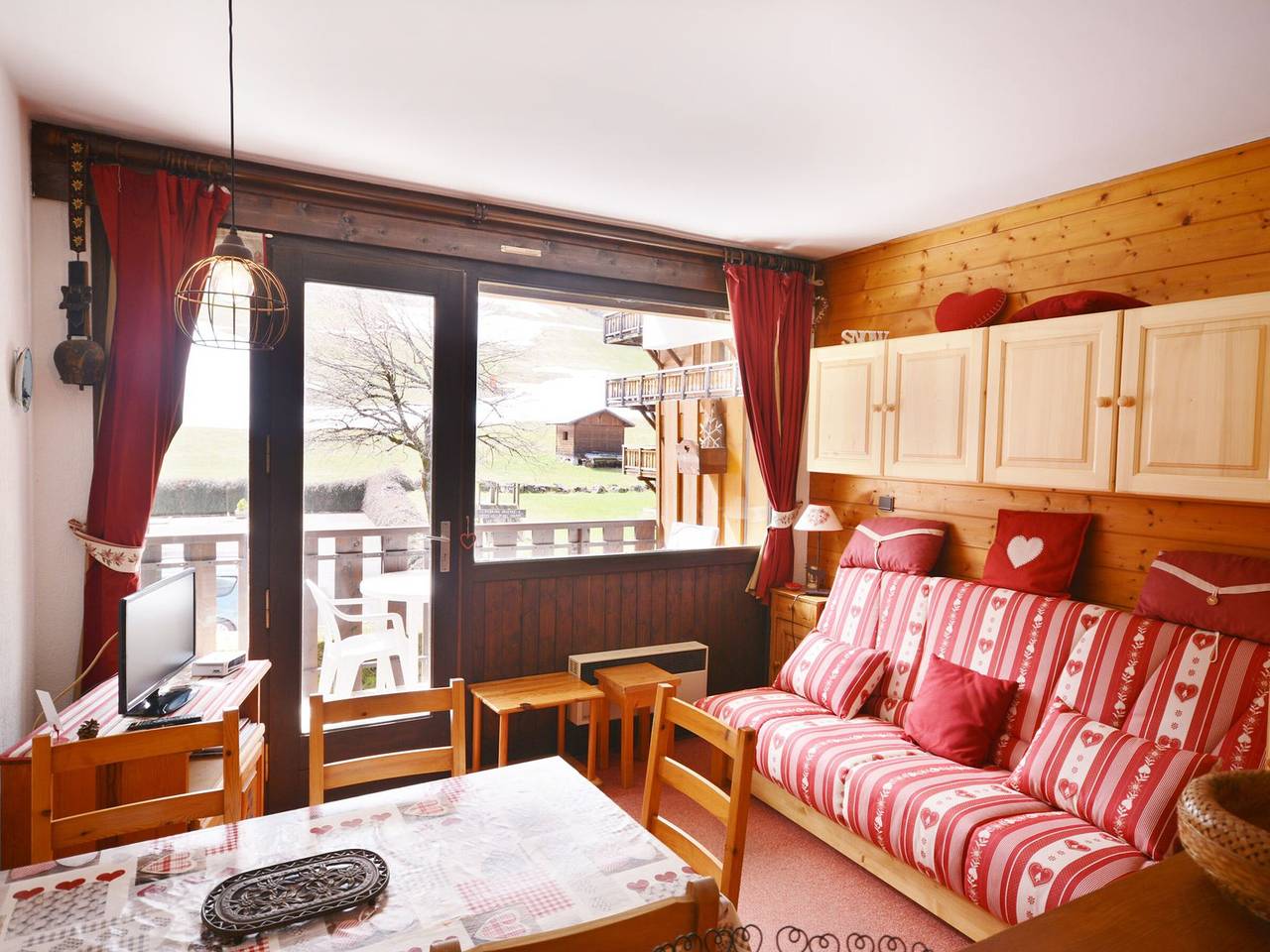 Entire studio, Studio for 4 near Morzine Center and Slopes with Garage, Balcony, and Ski Storage in Morzine, Les Portes du Soleil