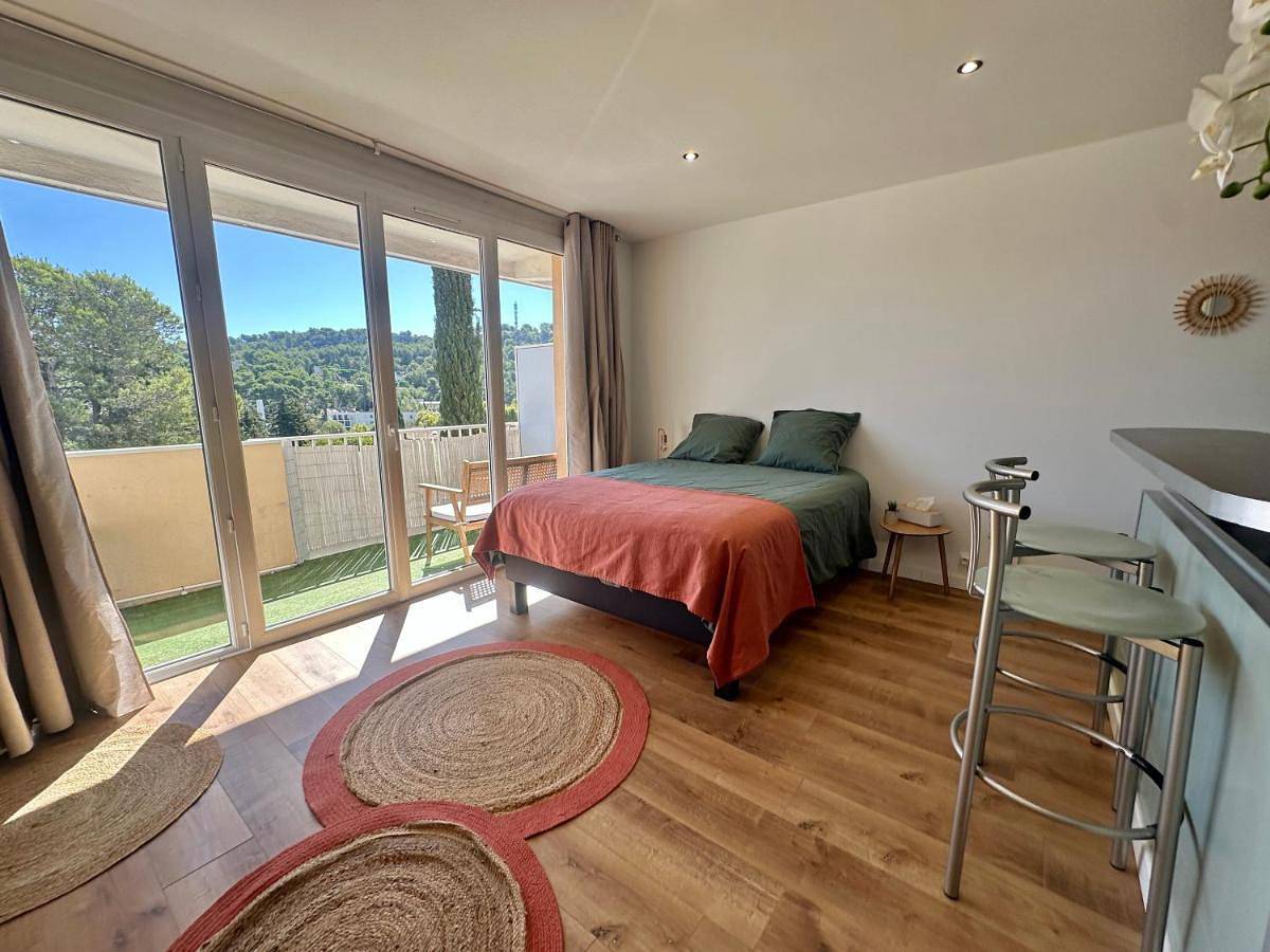 Appartement entier, One-Bedroom Apartment in Carnoux-en-Provence, Côte méditerranéenne (France)