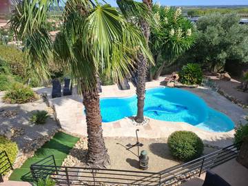 Location de vacances pour 8 personnes, avec vue ainsi que piscine et jardin à Roujan