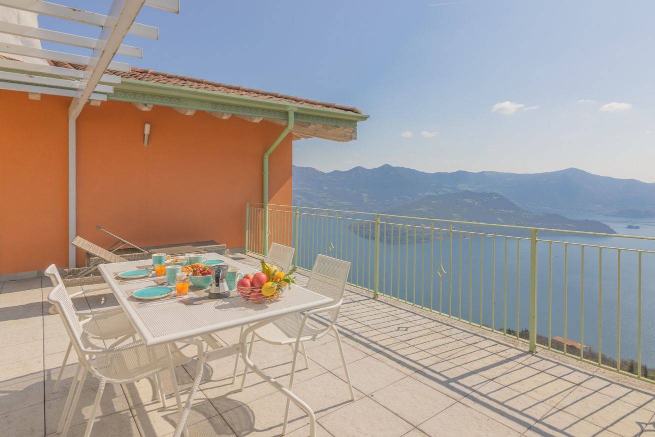 Appartamento intero, Enjoyiseolake - Monet - splendida vista sul lago con piscina in Parzanica, Comune di Parzanica