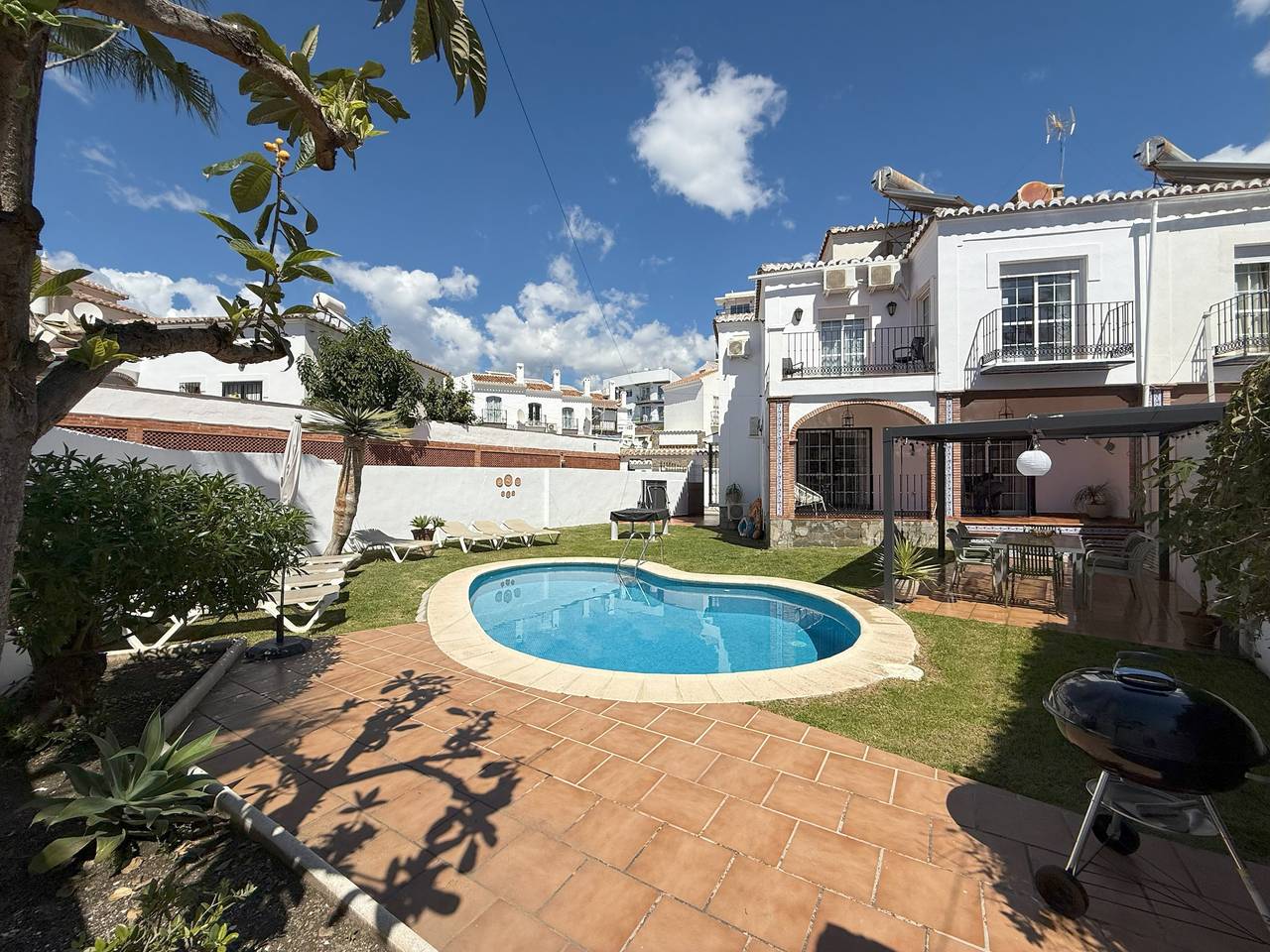 Villa Victoria in Playa de Burriana, Nerja