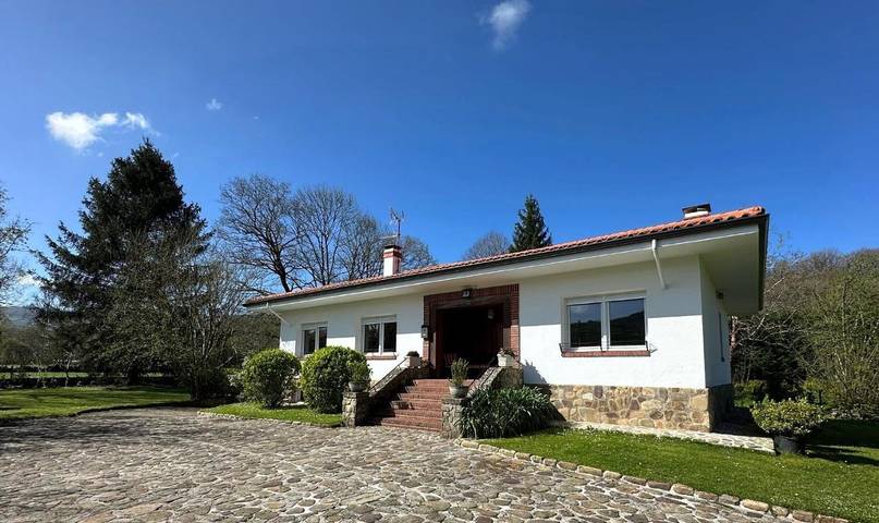 Apartamento para 8 personas, con Terraza además de Jardín y Vistas en Villacarriedo