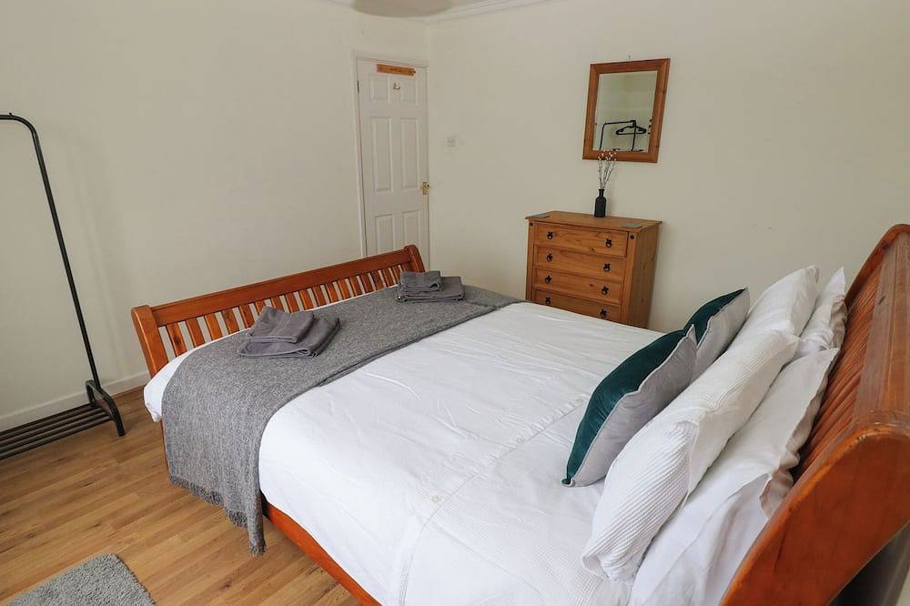 Murmur Y Mor, pet friendly, country holiday cottage in Fishguard in Fishguard, Pembrokeshire