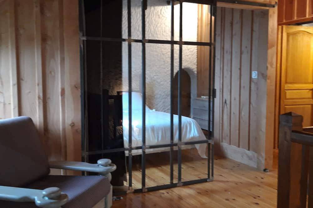 Stone house in a quiet park, 20 minutes from St Emilion and Bordeaux in Saint-Romain-la-Virvée, Libourne und Umgebung