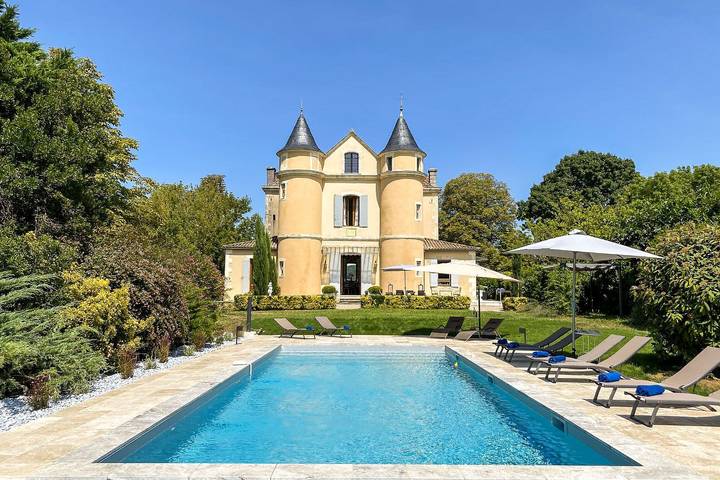 Gîte pour 10 personnes, avec Terrasse ainsi que Jardin et Piscine dans Agmé