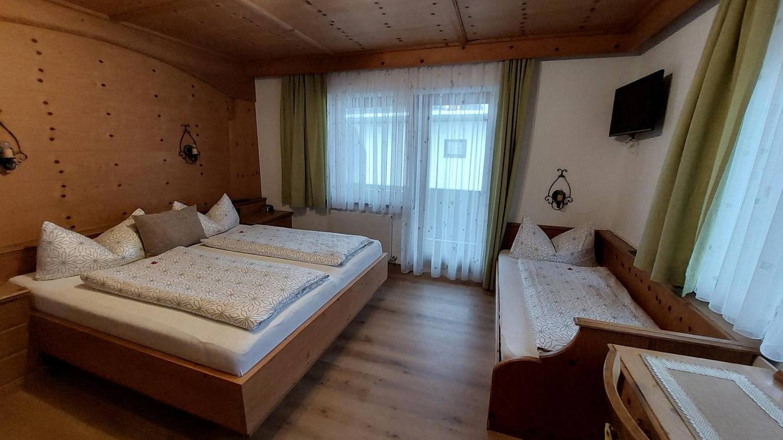 Ganze Wohnung, Apartment „Gästehaus Christoph“ mit Bergblick, Balkon und Wlan in Tuxer Alpen, Ried im Zillertal