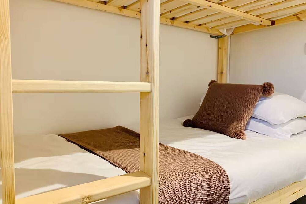 Comfortable 3Br Stay w/ Parking | Taunton in Taunton, Somerset