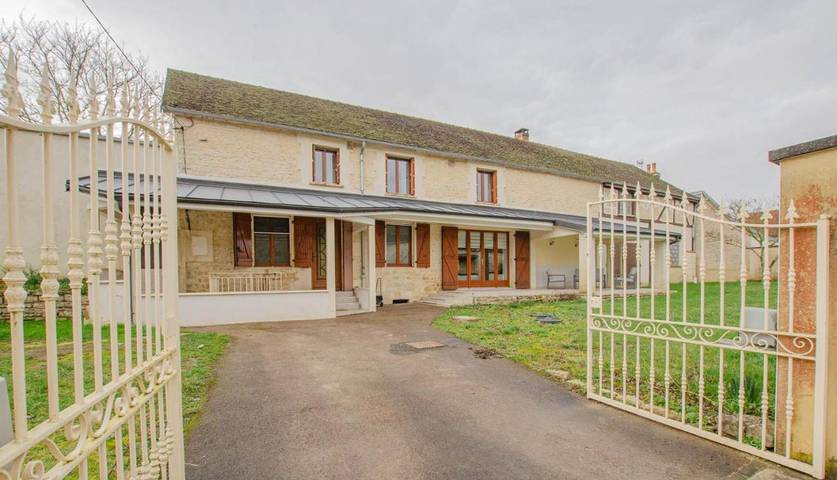 Location de vacances pour 10 personnes, avec terrasse et jardin dans Arrelles