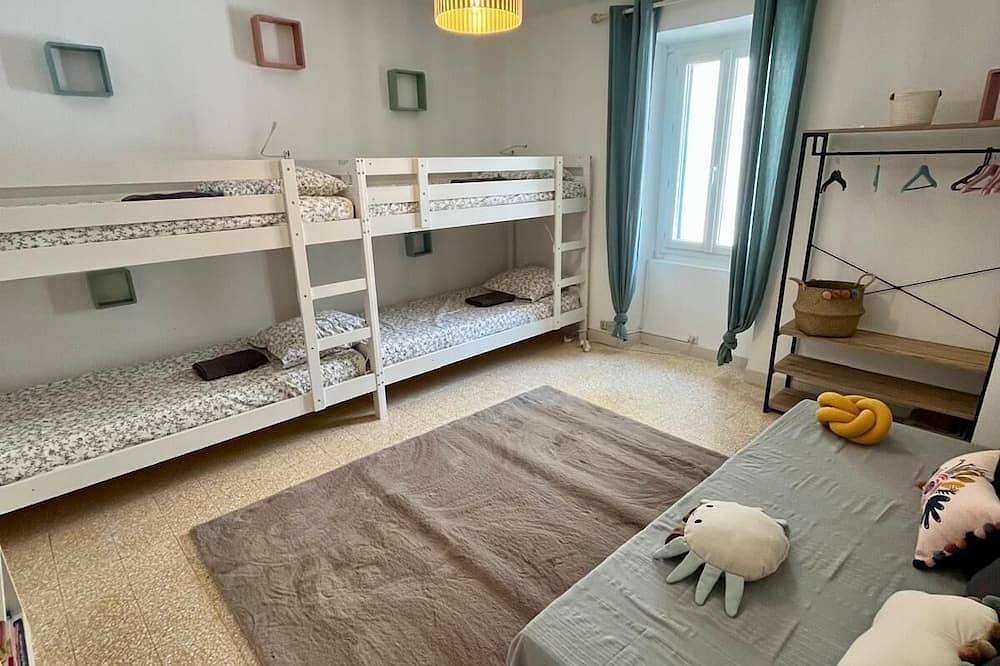 Renovated loft-style house, spacious and family-friendly, large garden 7' from the beach in La Palme, Narbonne region
