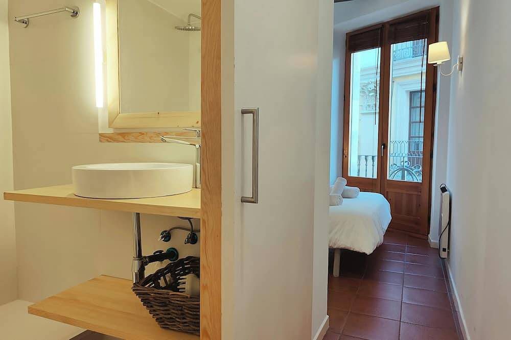 Entire apartment, Bright 2Br Apt in Pl. Catalunya - Rambla D in Barcelona Centre, Barcelona