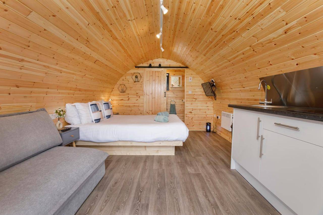 Little Meadow Pods with Hot Tub in Newton on Derwent, East Riding of Yorkshire