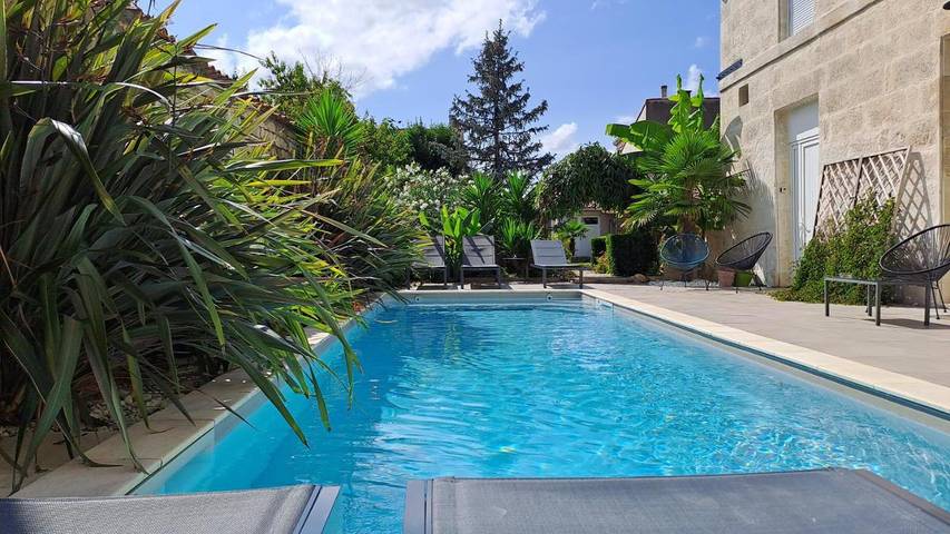 Chambre d’hôte pour 4 personnes, avec Terrasse et Jardin ainsi que Piscine et Vue