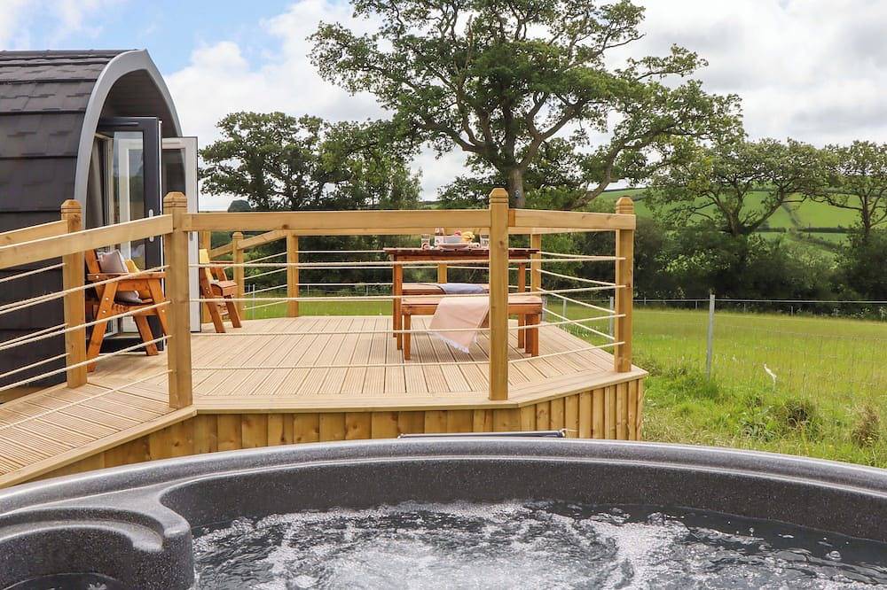 Under Oak Pod, pet friendly, with hot tub in Totnes in South Brent, South Devon