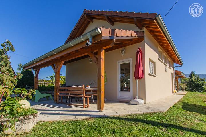 Gîte pour 4 personnes, avec terrasse ainsi que piscine et jardin à Dullin