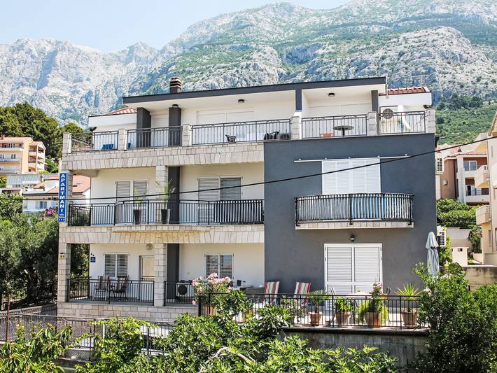 Apartament wakacyjny dla 2 osób, z balkon i ogród w Makarska