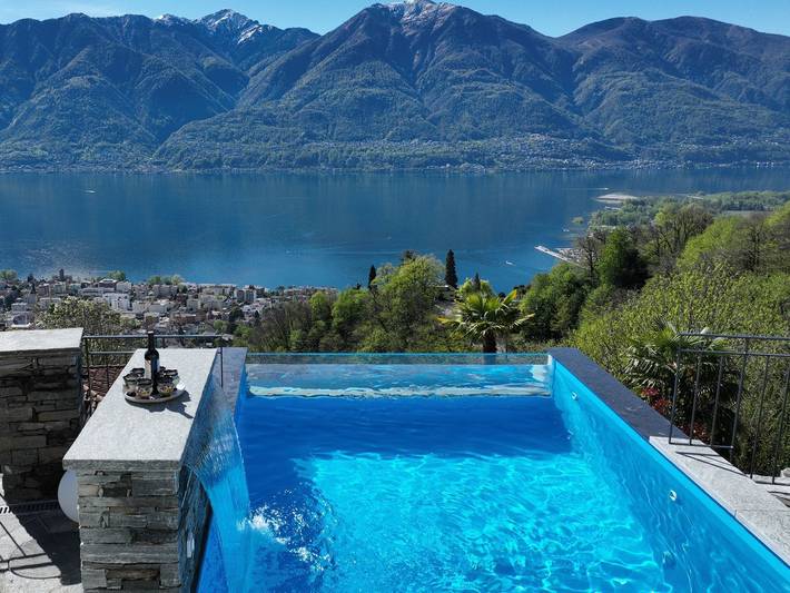 Ferienhaus für 6 Personen, mit Balkon und Whirlpool sowie Pool und Seeblick in der Schweiz