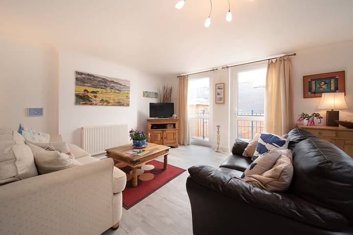 Ganze Wohnung, Geräumiges Apartment mit 2 Schlafzimmern, nur wenige Gehminuten vom Strand von Woolacombe entfernt, mit eigenem Parkplatz in Woolacombe, Devon