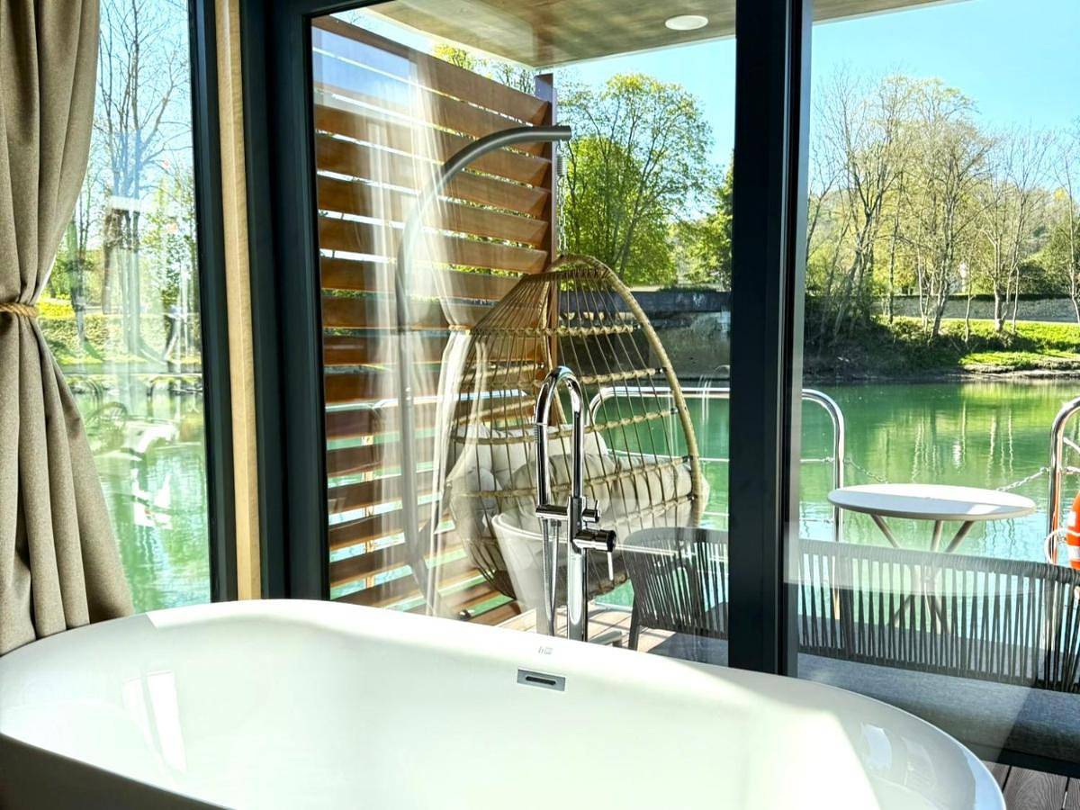 Superior Floating Suite King-Size Bed – Spa Bath and Private Sauna in La Ferté-sous-Jouarre, Seine-et-Marne