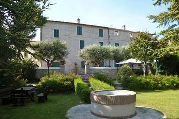 Location de vacances pour 31 personnes, avec jardin à Cingoli