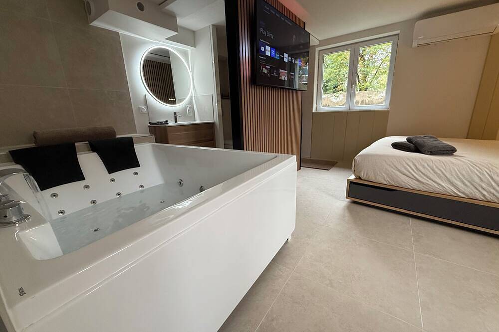 Entire apartment, 🏡 Fully-equipped cocooning apartment (Kingsize whirlpool bath) in Riom, Volcans d'Auvergne Regional Nature Park