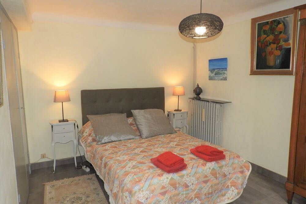 Appartement entier, Appartement spacieux dans villa bordée d'orangers proche de la mer in Saint-Laurent-du-Var, Côte méditerranéenne (France)