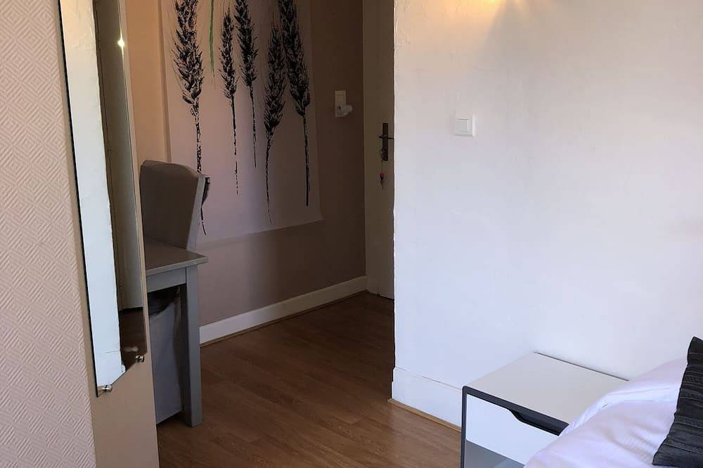 Chambre double-Doppelzimmer-Eigenes Badezimmer-Standard-Strassenblick in Manzat, Regionaler Naturpark Volcans d'Auvergne