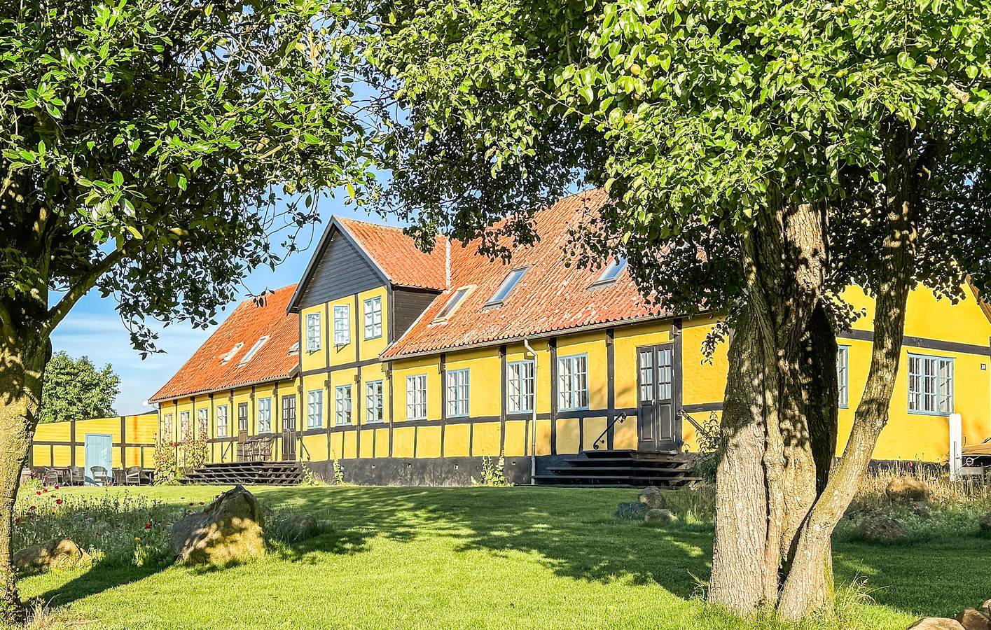 Feriehus for 24 personer med have in Rø, Gudhjem