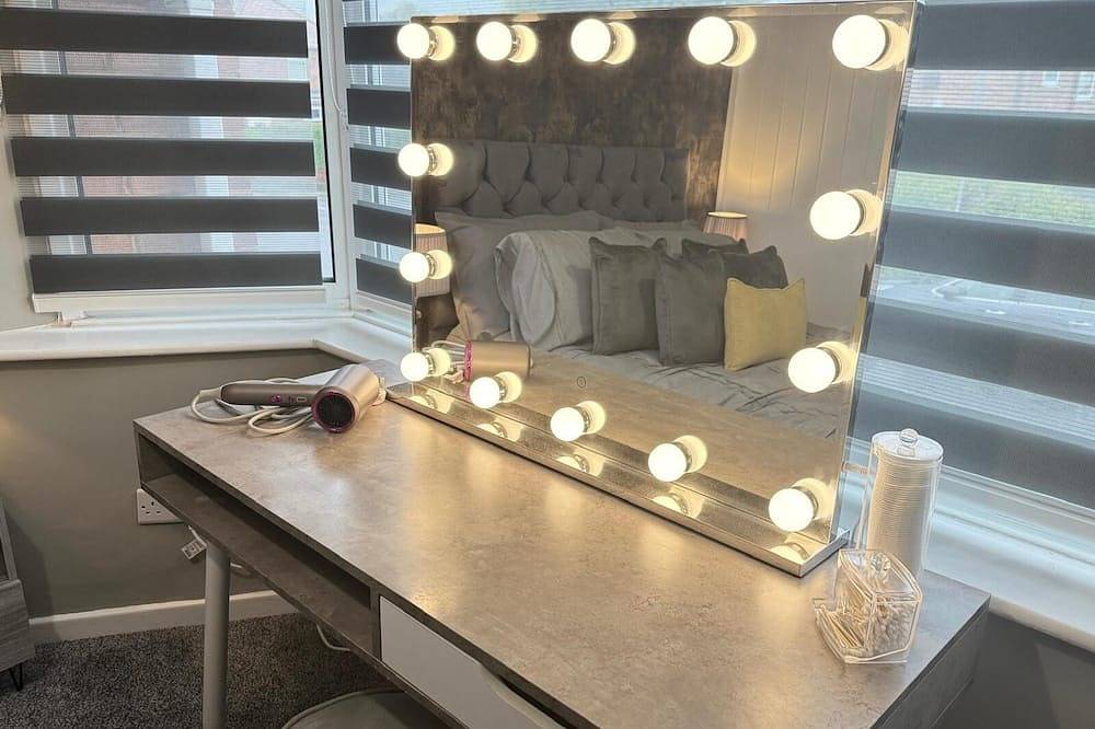 3-bedroom house in welcoming Poulton-le-Fylde with Wifi, parking and hot tub! in Blackpool Pleasure Beach, Lancashire