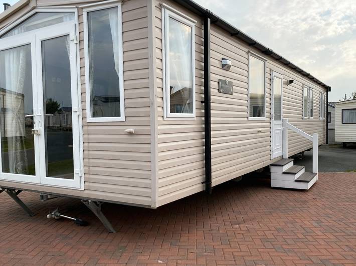 Caravan for 8 people, with pool and garden in Rhyl