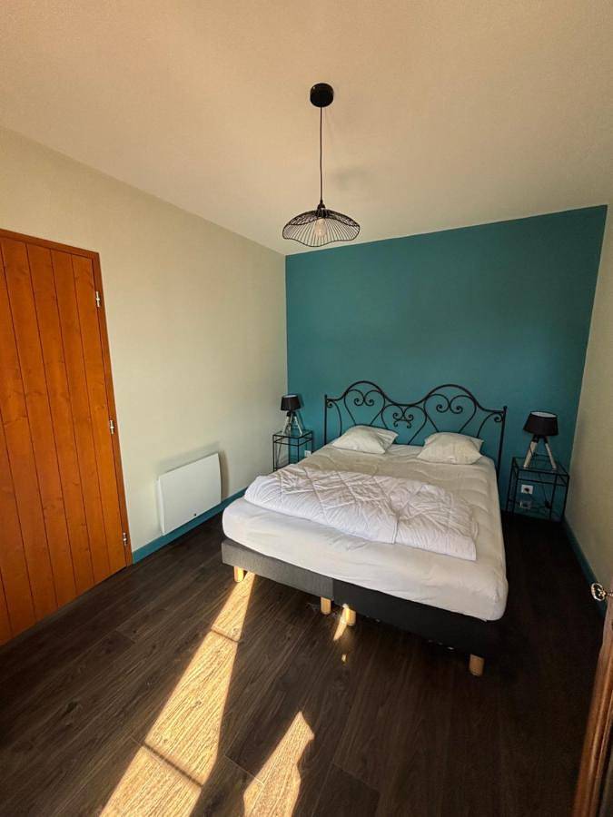 Location de vacances pour 8 personnes, avec vue sur le lac et vue ainsi que jardin et terrasse à Beaubery - 3