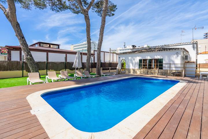 Villa for 8 people, with Terrace and Yard in Palma
