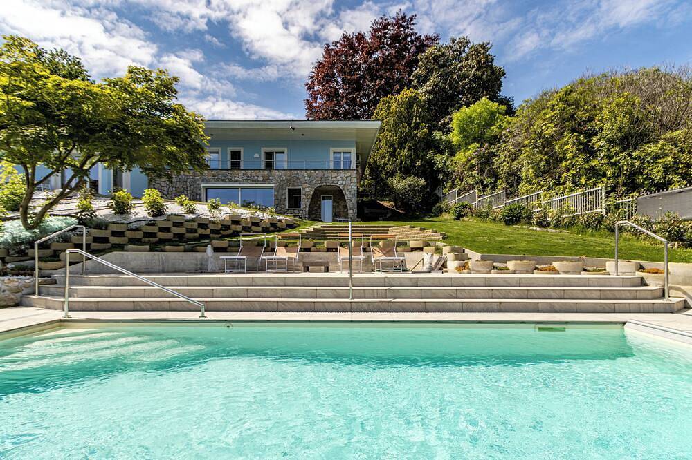 Luxury Villa, swimming pool private beach sleeps 8 in Comabbio, Varese Provinz