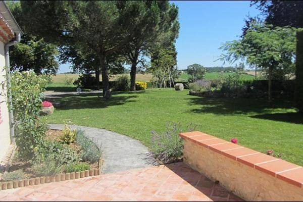 Location de vacances pour 4 personnes, avec Terrasse ainsi que Jardin et Piscine dans Poulan-Pouzols