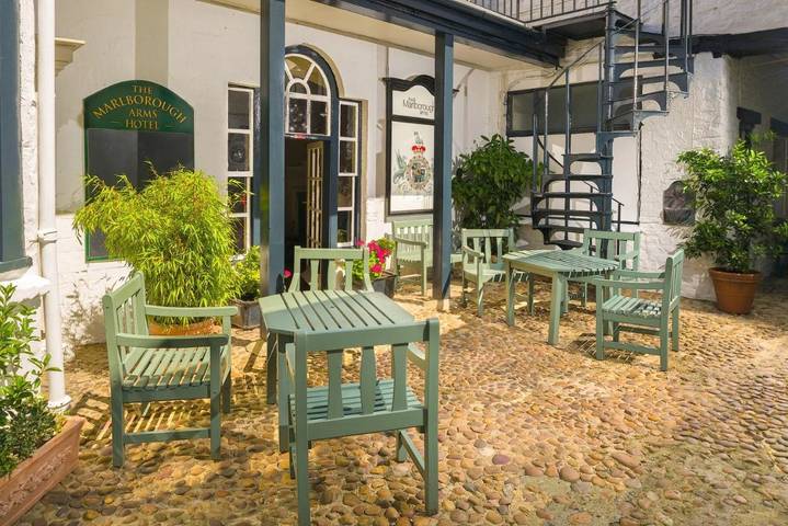 Bed and breakfast for 10 people, with terrace in Oxfordshire
