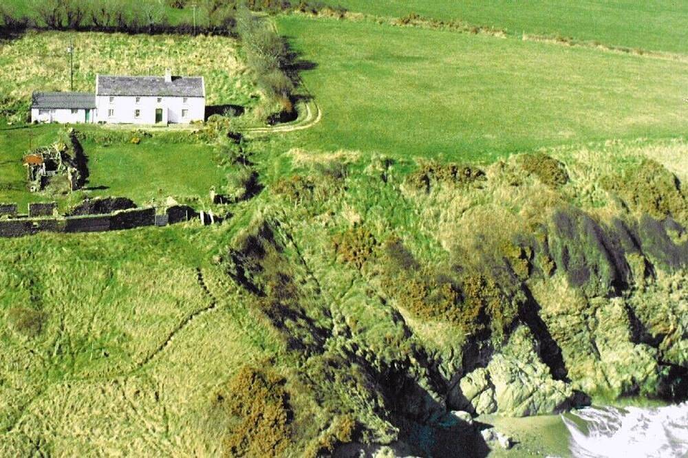 Spectaculaire klif 17e eeuwse boerderij aan zee met eigen strand in County Wicklow