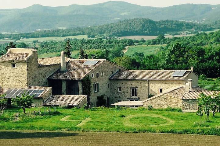 Location de vacances pour 12 personnes, avec jardin dans Salettes
