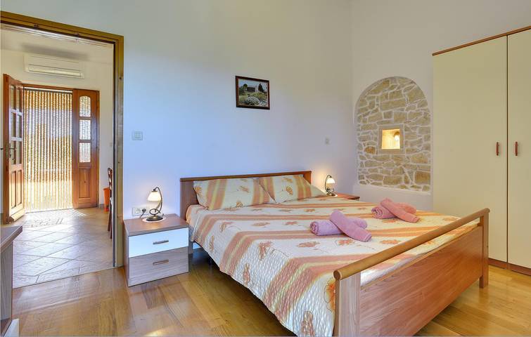 Ganze Ferienwohnung, Gemütliche Ferienwohnung mit Terrasse, WLAN und 1,5 km zum Strand in Marčana, Südküste Istrien