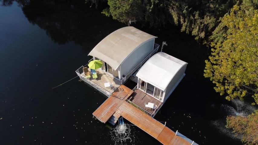 Boot für 2 Personen, mit Terrasse und Garten sowie Kinderpool und Seeblick in Castel Volturno