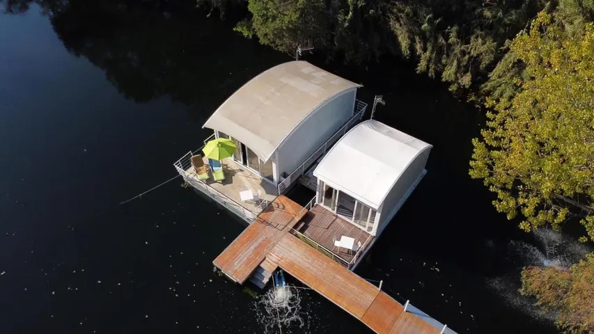 Barco para 2 personas, con jardín y piscina para niños además de vistas y vistas al lago - 1