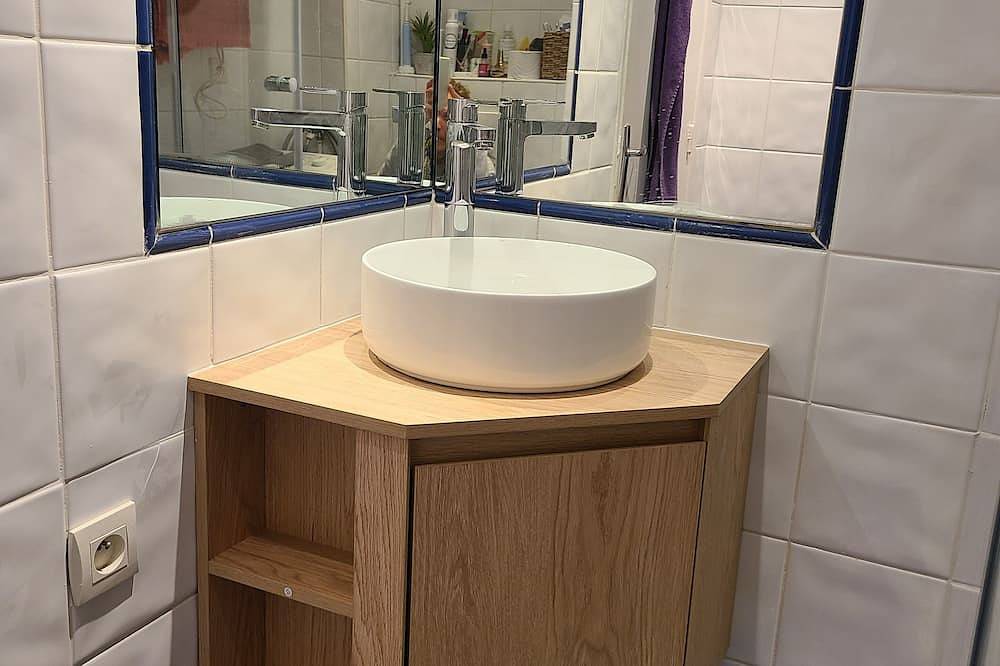 Entire apartment, Quiet, cosy apartment 2 minutes from the metro, near the Ourcq canal and the Philharmonie. in Pantin, Seine-Saint-Denis