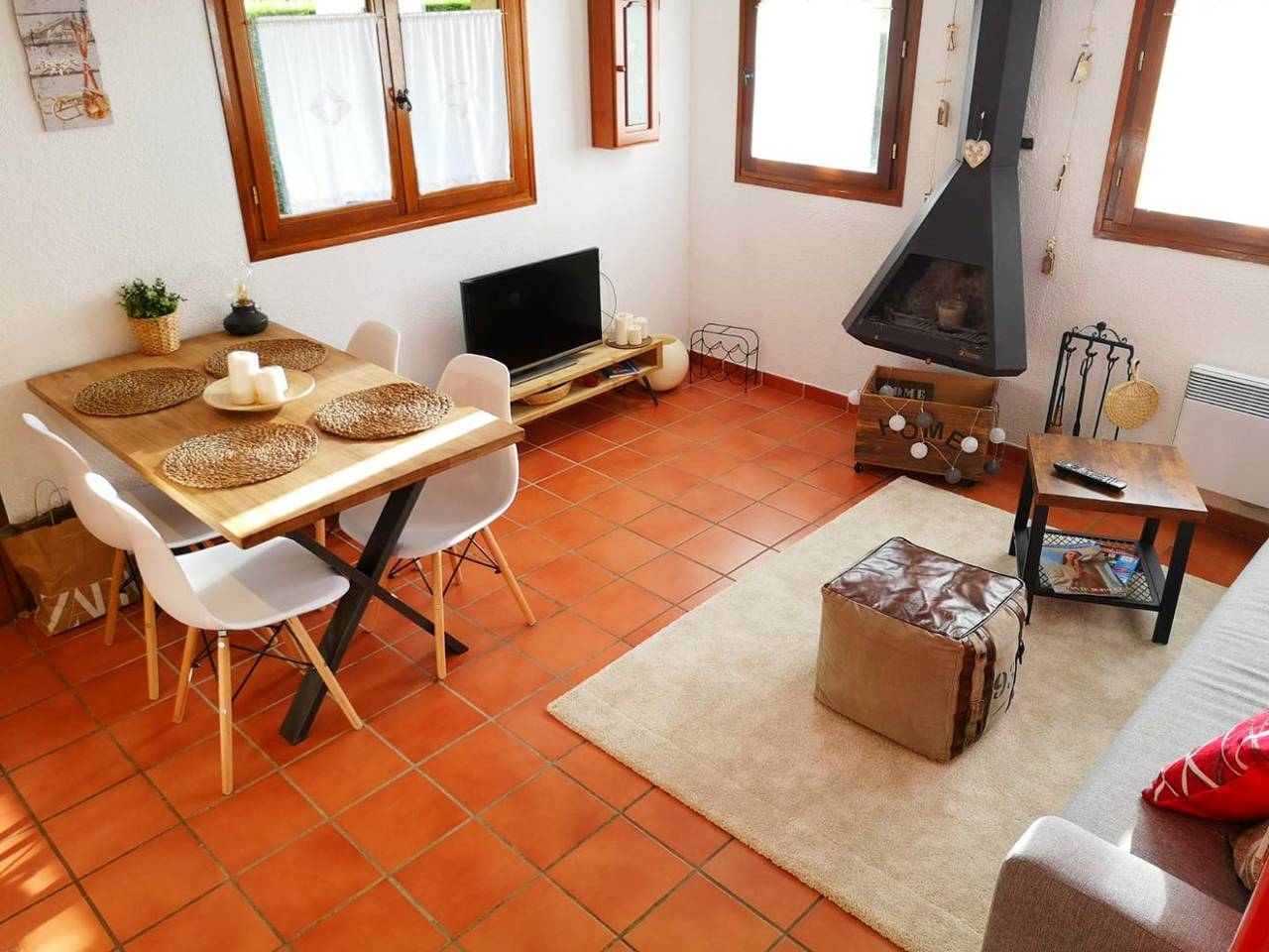 Entire holiday apartment, Ground Floor 1 room Pool, Fireplace & Private Garden in Osséja, Parc naturel régional des Pyrénées catalanes