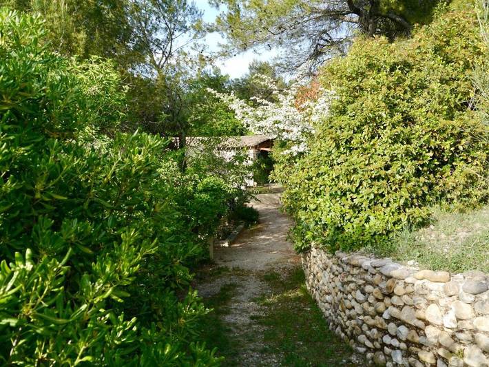 Location de vacances pour 2 personnes, avec jardin ainsi que piscine et vue à Buisson - 3