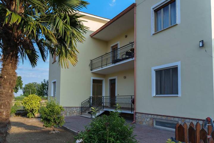 Gîte pour 3 personnes, avec balcon ainsi que vue et jardin, animaux acceptés à Aquino (homonymie) - 2