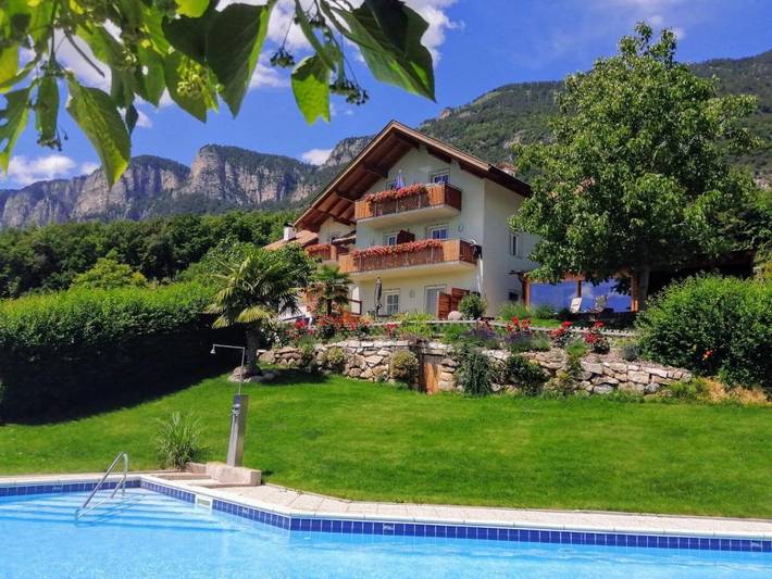Ferienwohnung für 7 Personen, mit Balkon und Whirlpool sowie Terrasse und Garten