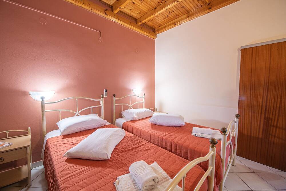 Ganze Wohnung, Rainbow apartment B, Pelekas beach, 40 meters from the sea in Pelekas, Griechenland