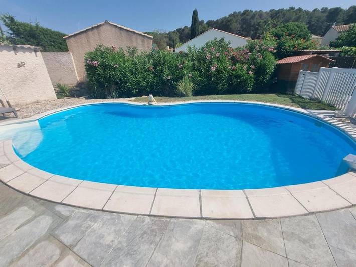 Location de vacances pour 6 personnes, avec vue ainsi que jardin et piscine, adapté aux familles à Armissan