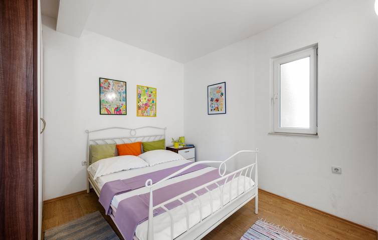 Ganze Ferienwohnung, Gemütliche Ferienwohnung mit WLAN und Terrasse, 2 km vom Fluss Krka entfernt in Raslina, Šibenik-Knin